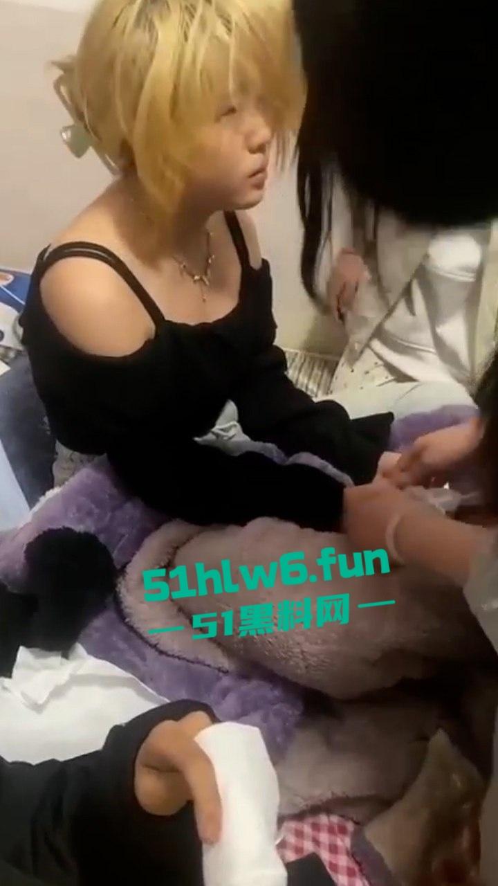 精神小妹霸气抓奸，黄毛小妹被学院大哥大哄骗上床，大嫂上门捉奸用巴掌亲切问候！