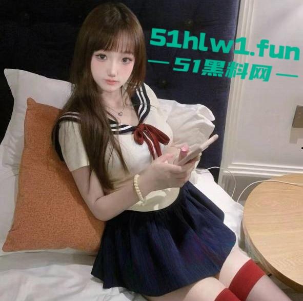 湖南长沙反差女大学生【刘子玥】 soul上撩骚约炮视频裸聊，隔着镜头伸出舌头接网友精液。