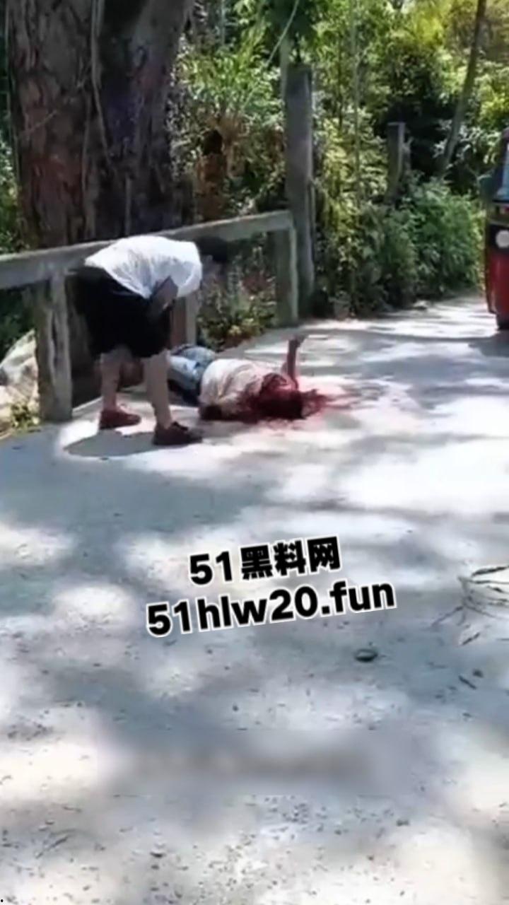 【血腥恐怖】哥伦比亚街头砍人，男子持刀将人砍倒后对着脑袋疯狂劈砍，当街持刀爆头？