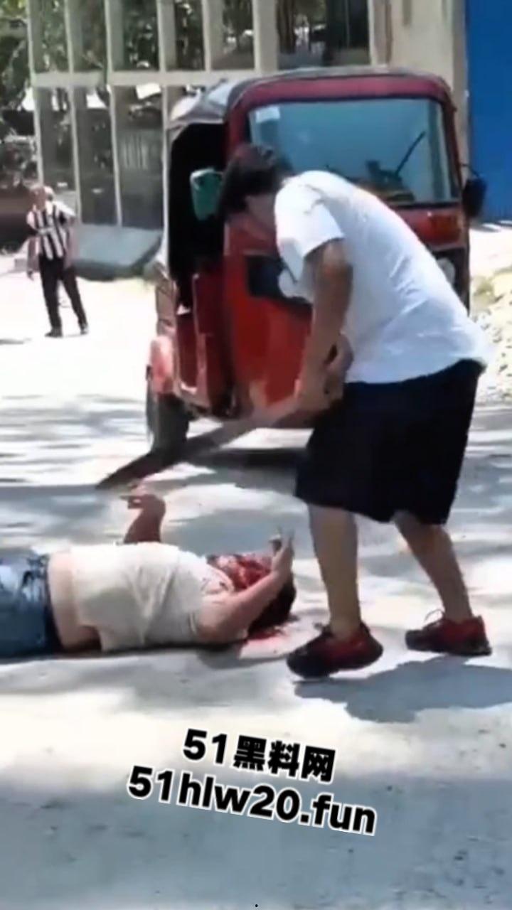【血腥恐怖】哥伦比亚街头砍人，男子持刀将人砍倒后对着脑袋疯狂劈砍，当街持刀爆头？