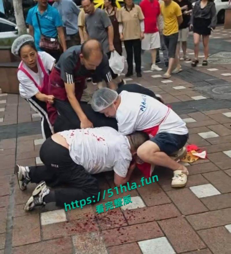 重庆南坪面馆老板抢客引发血腥斗殴持刀互砍，场面混乱血迹四溅，现场完整版视频流出！