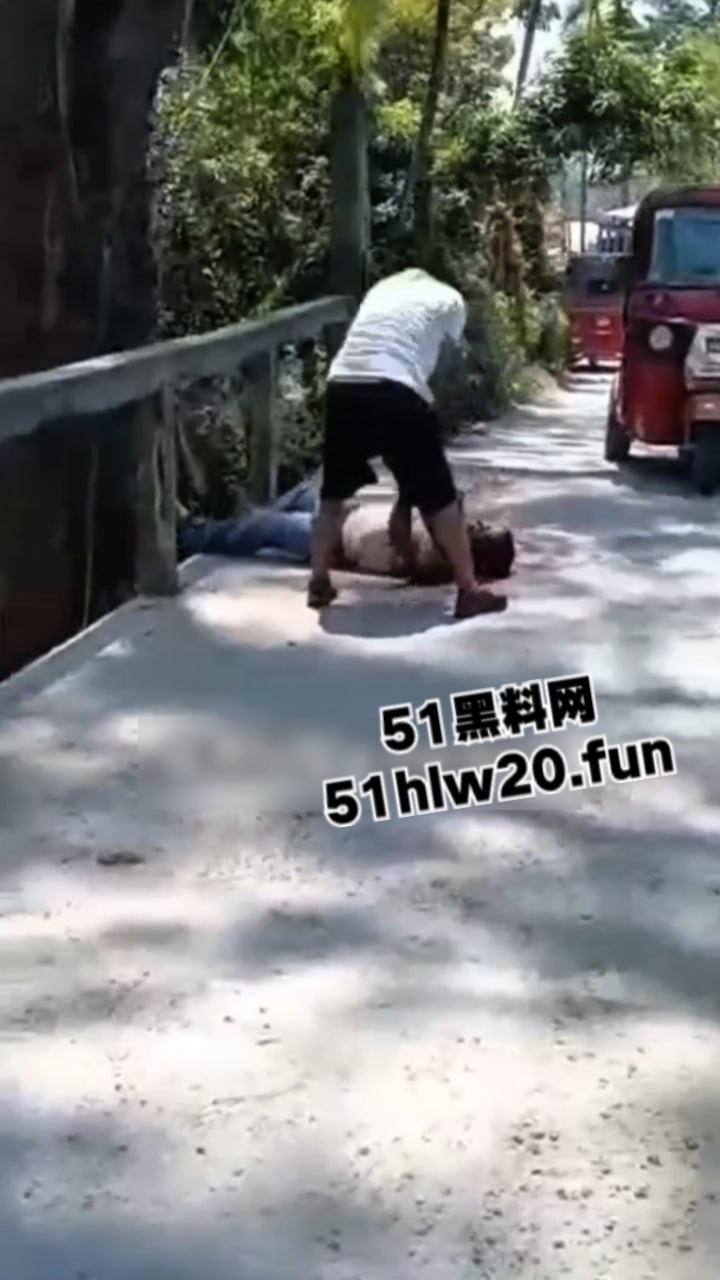 【血腥恐怖】哥伦比亚街头砍人，男子持刀将人砍倒后对着脑袋疯狂劈砍，当街持刀爆头？-5