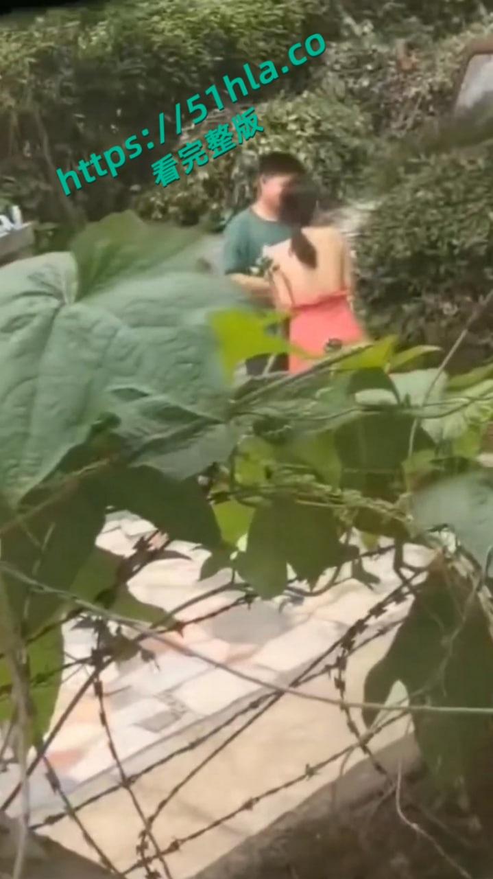 年轻男女户外打野激情，抠逼口交火辣开场，无套抽插狂操野外激情挑逗感官！