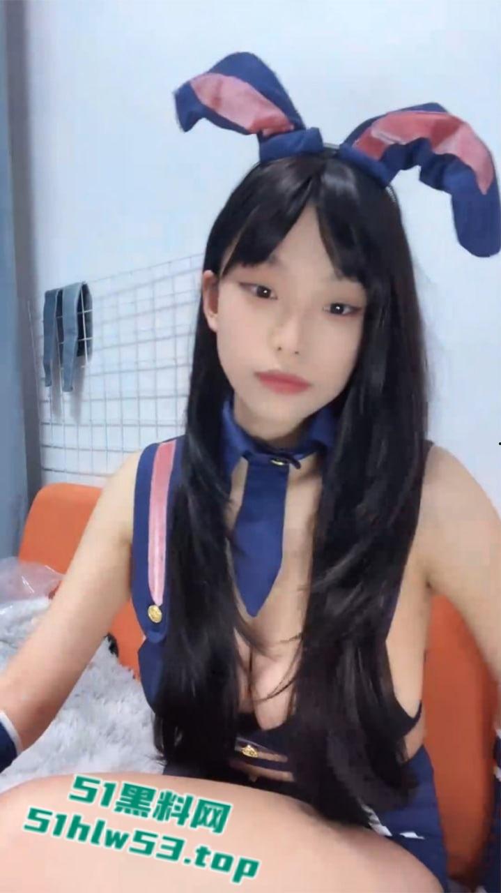 半糖甜美主播【阿斗】与男友激情性爱直播流出，G奶尤物COS性感兔女郎和粉丝互动聊骚，表情羞涩惹人怜爱！