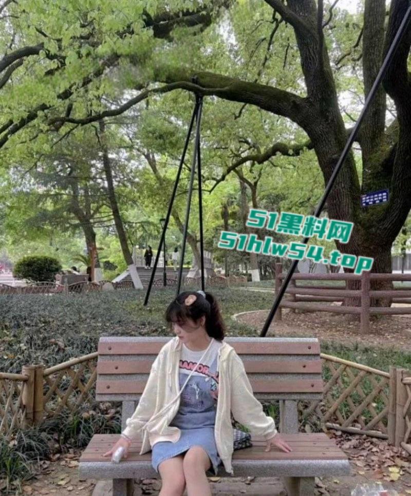 湖南大学白嫩萝莉女大学生【孙奥奥】遭金主包养，美臀粉穴侧方位后入，不玩无套内射都对不住这小粉穴！