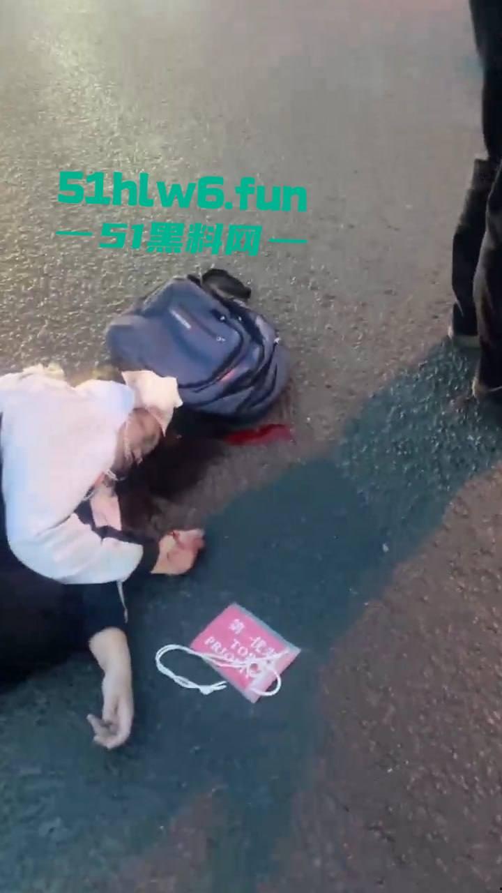 北京市房山区车祸事件，琉璃河大桥发生事故大卡车司机发疯，冲进车流撞死5名中学生。