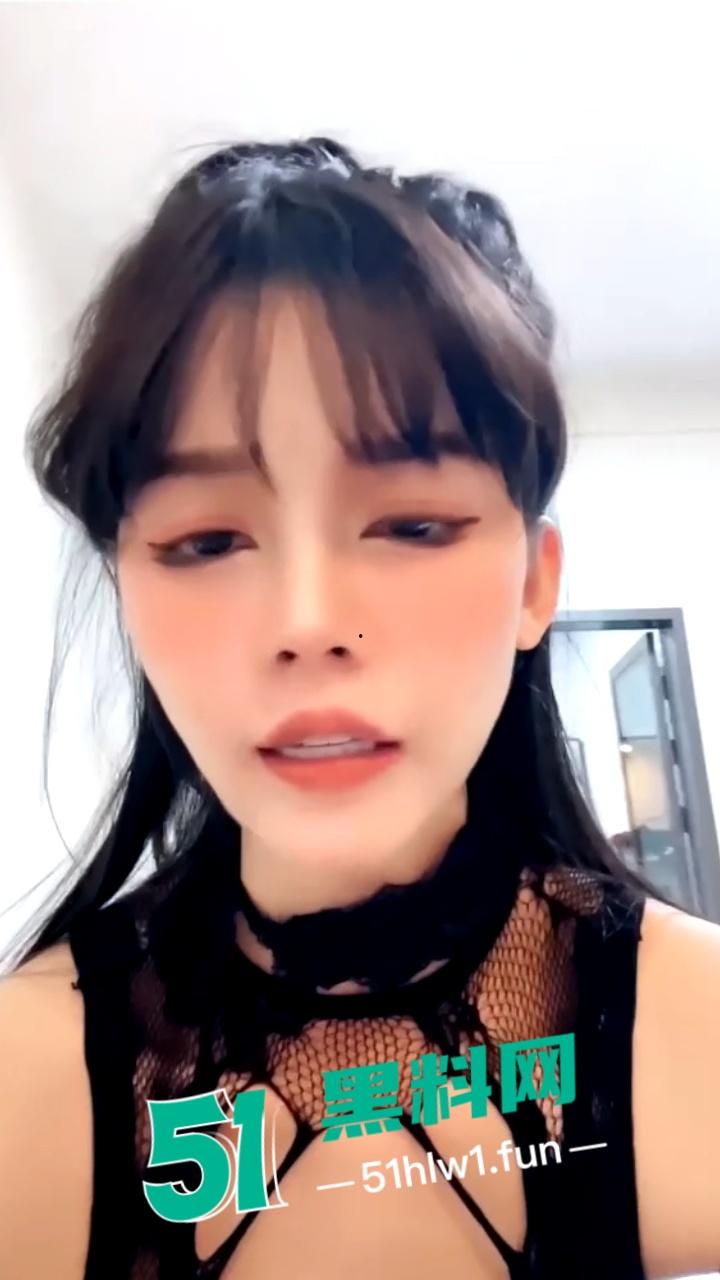 飞机火箭飘一波，奶子骚逼随便摸。人气主播【gi墨迹】百元打赏劲爆直播录屏曝光！-4