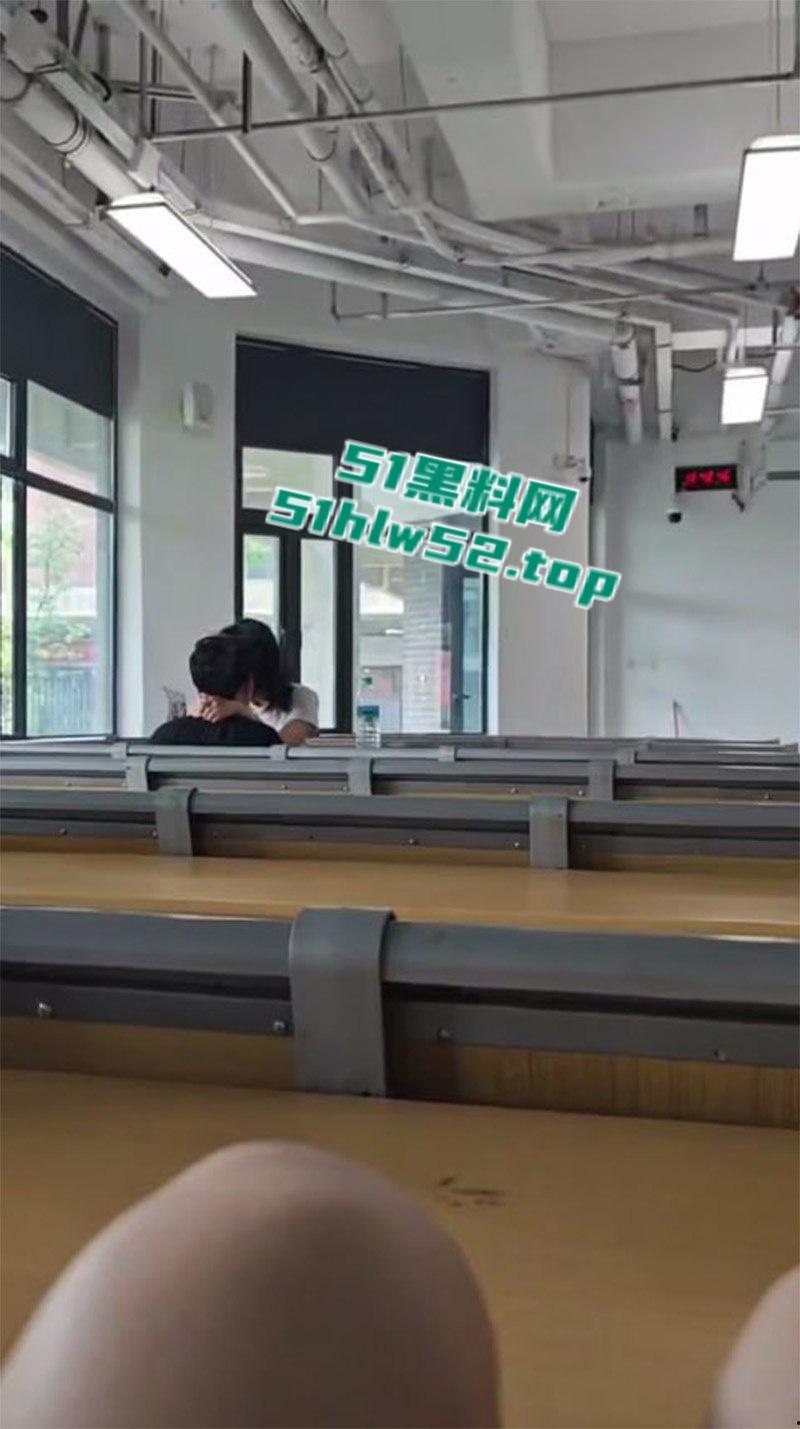 校园课堂情侣公然做爱，无视周围同学眼光主动上位骑乘，饥渴难耐事后一脸淫荡得到满足。