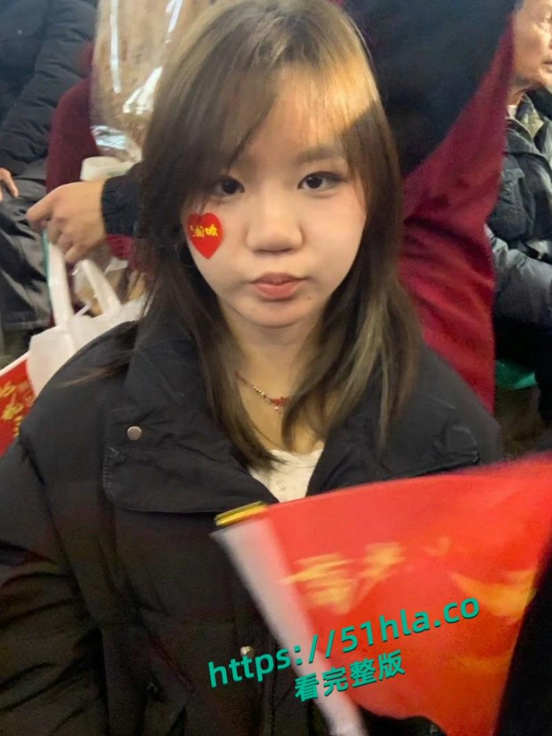 陕西商洛十九岁清纯大一学妹【吴睿尧】微胖母狗假期在家发情，遭炮友远程调教浑身写满下贱铭文！