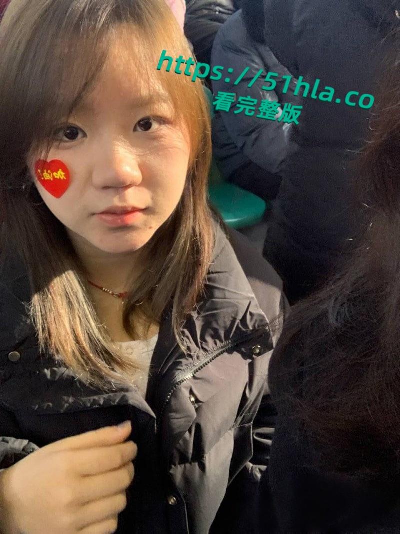 陕西商洛十九岁清纯大一学妹【吴睿尧】微胖母狗假期在家发情，遭炮友远程调教浑身写满下贱铭文！