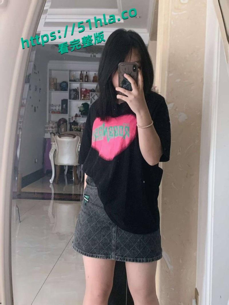 陕西商洛十九岁清纯大一学妹【吴睿尧】微胖母狗假期在家发情，遭炮友远程调教浑身写满下贱铭文！