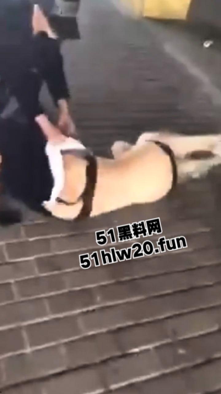 浙江街头捉奸现场，女子带家里弟弟和哥哥一起围堵小三当街扒光殴打，目前打人者已经被刑拘。