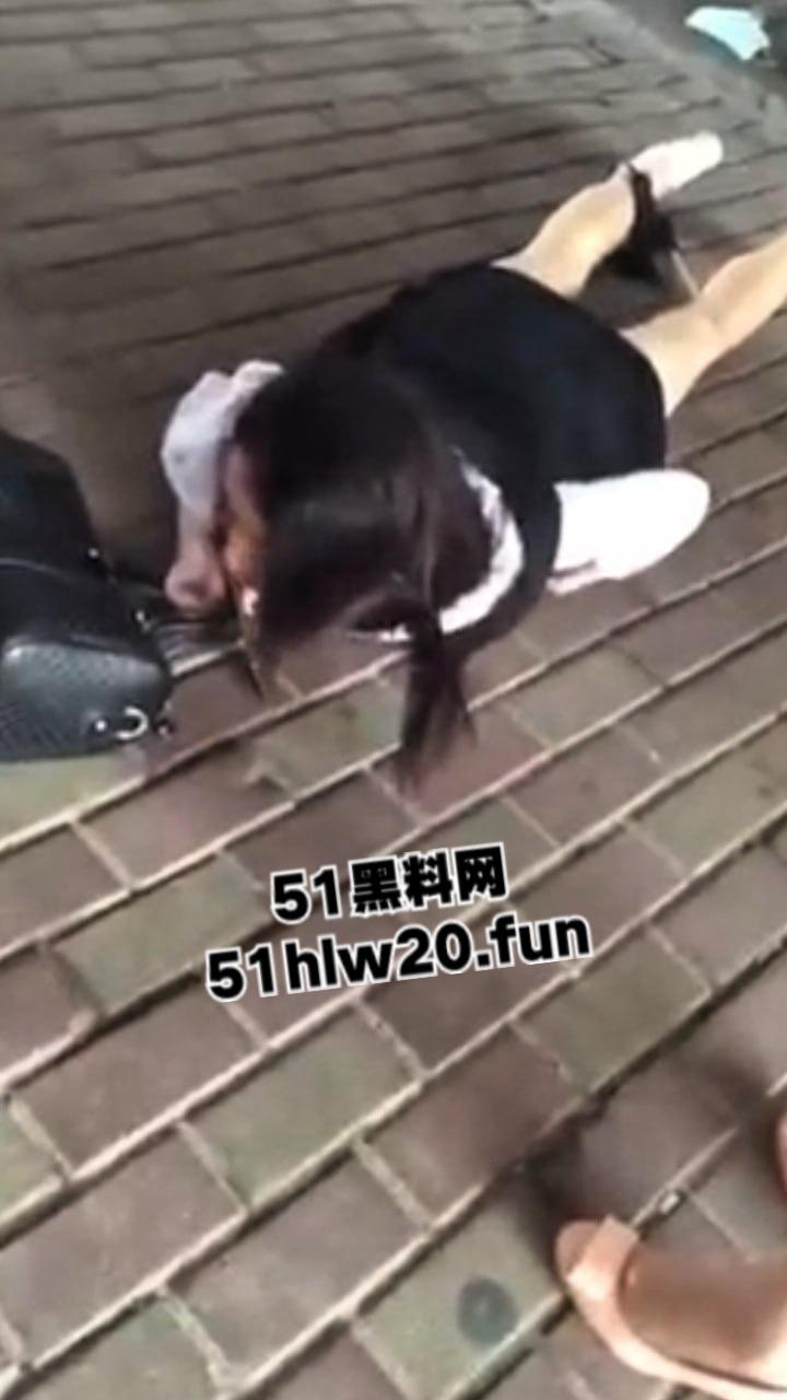 浙江街头捉奸现场，女子带家里弟弟和哥哥一起围堵小三当街扒光殴打，目前打人者已经被刑拘。