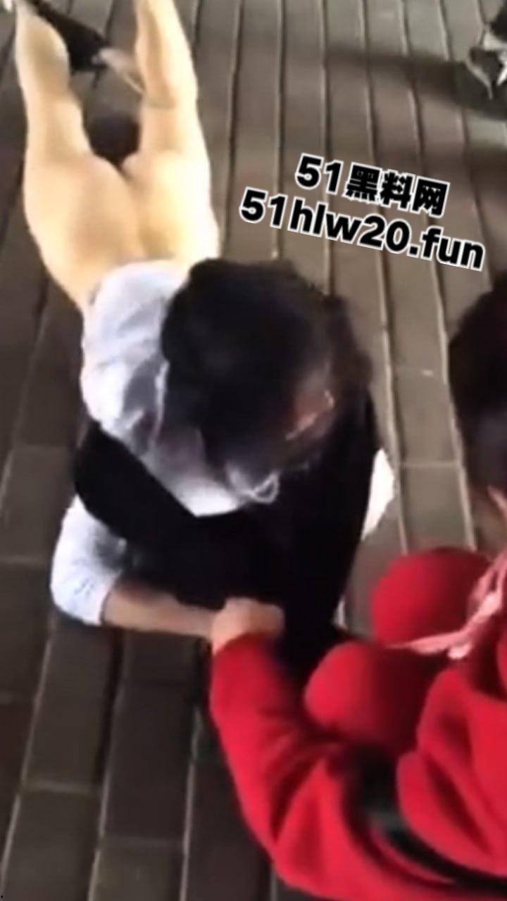 浙江街头捉奸现场，女子带家里弟弟和哥哥一起围堵小三当街扒光殴打，目前打人者已经被刑拘。