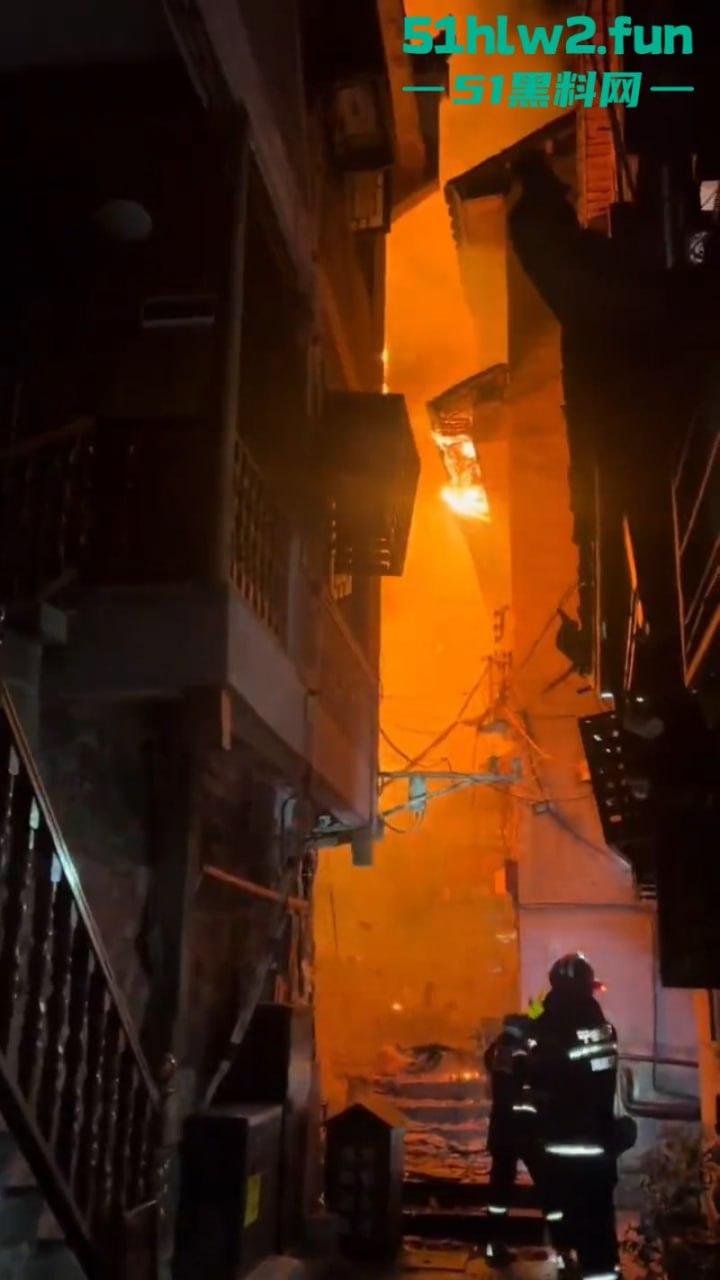 凤凰古城一民宿深夜起火，游客穿睡衣跳窗逃生现场火灾视频流出，弄的差点人就没了！