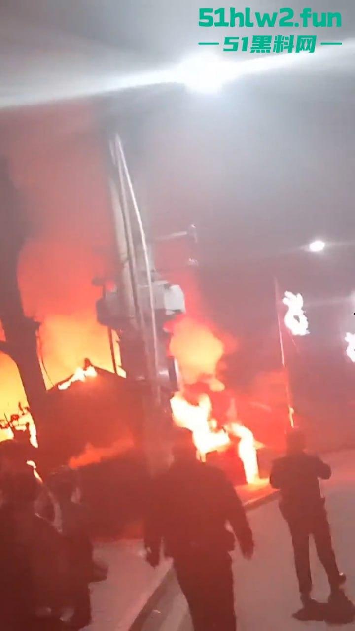 凤凰古城一民宿深夜起火，游客穿睡衣跳窗逃生现场火灾视频流出，弄的差点人就没了！