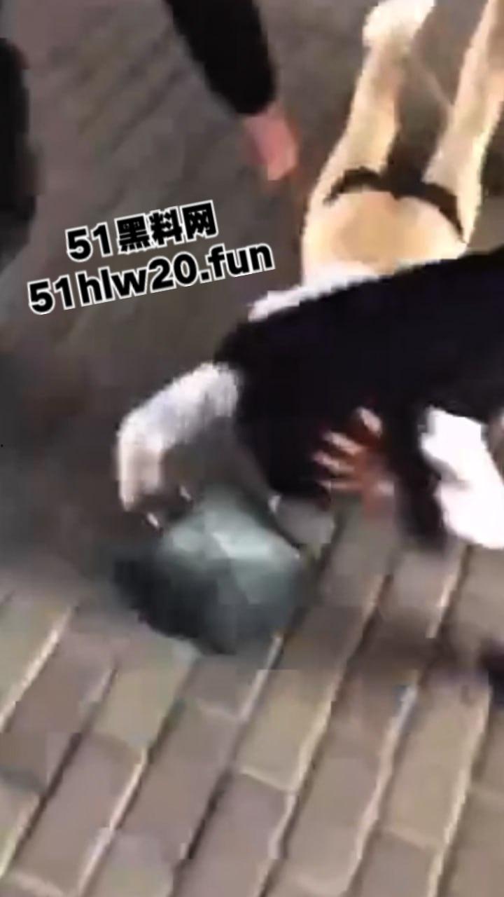 浙江街头捉奸现场,女子带家里弟弟和哥哥一起围堵小三当街扒光殴打,目前打人者已经被刑拘。-6