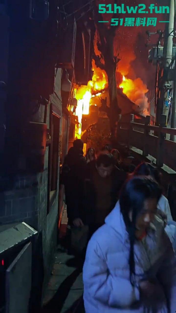 凤凰古城一民宿深夜起火,游客穿睡衣跳窗逃生现场火灾视频流出,弄的差点人就没了!-6
