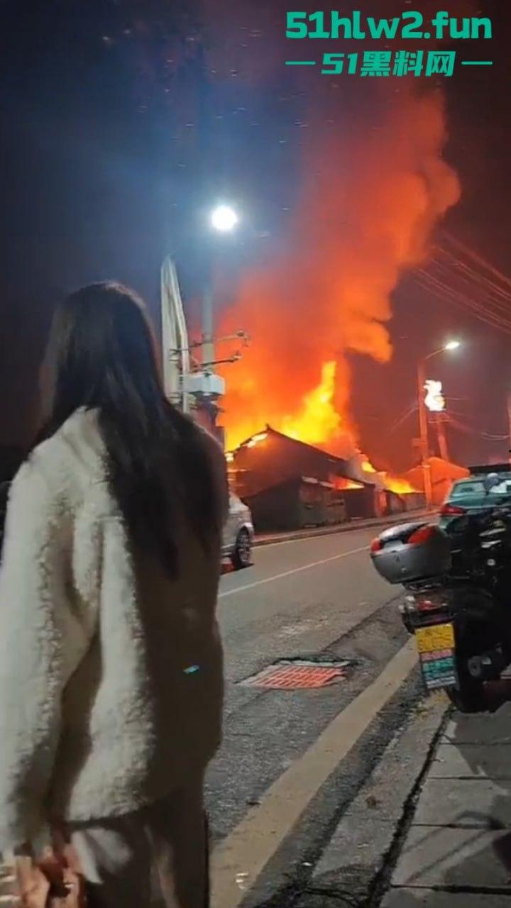 凤凰古城一民宿深夜起火,游客穿睡衣跳窗逃生现场火灾视频流出,弄的差点人就没了!-7