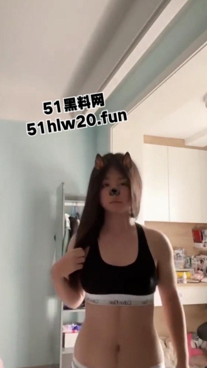 湖南株洲19岁大学生【刘怡婷】反差乖乖女是如何调教成一个淫娃，学生嫩妹中的极度反差！