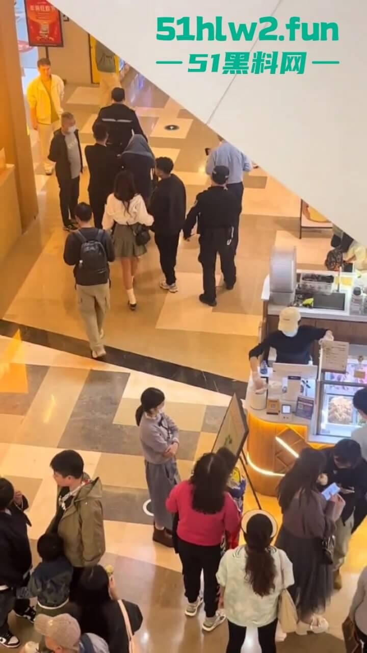 哪个抄底大神断更了？深圳皇庭广场小伙偷拍妹子裙底被其男友当场抓获，真是社死！