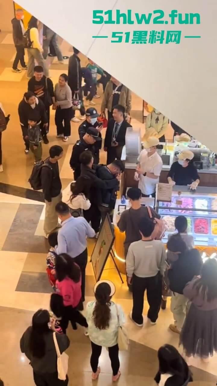 哪个抄底大神断更了？深圳皇庭广场小伙偷拍妹子裙底被其男友当场抓获，真是社死！