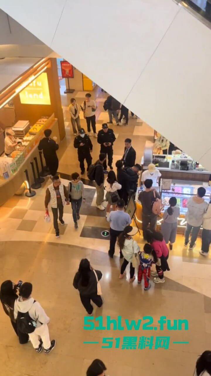 哪个抄底大神断更了？深圳皇庭广场小伙偷拍妹子裙底被其男友当场抓获，真是社死！