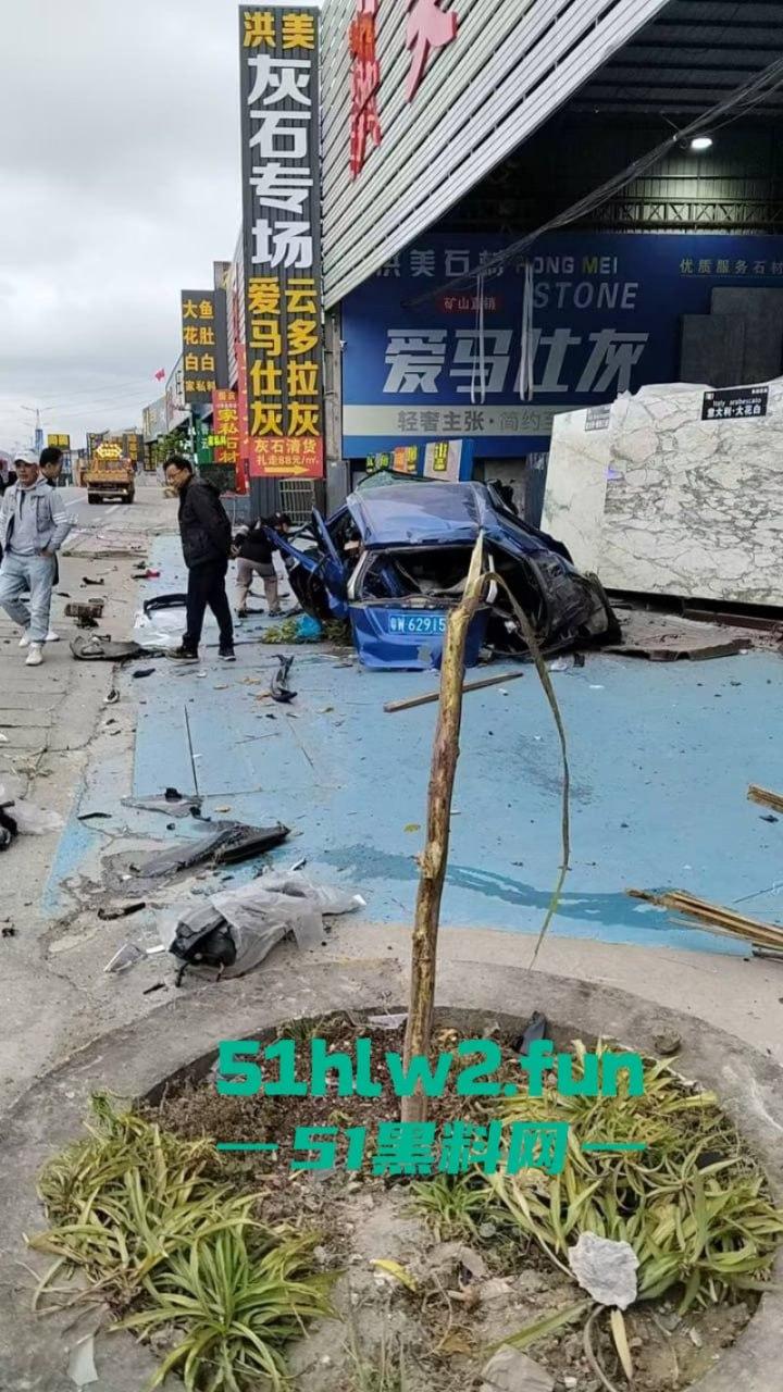 广东一轿车失控撞上路牙当场稀巴烂，司机被撞到懵逼当场灵魂出窍，现场监控视频流出。
