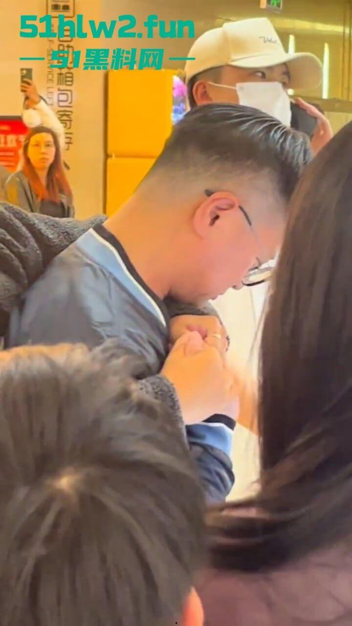 哪个抄底大神断更了？深圳皇庭广场小伙偷拍妹子裙底被其男友当场抓获，真是社死！-7