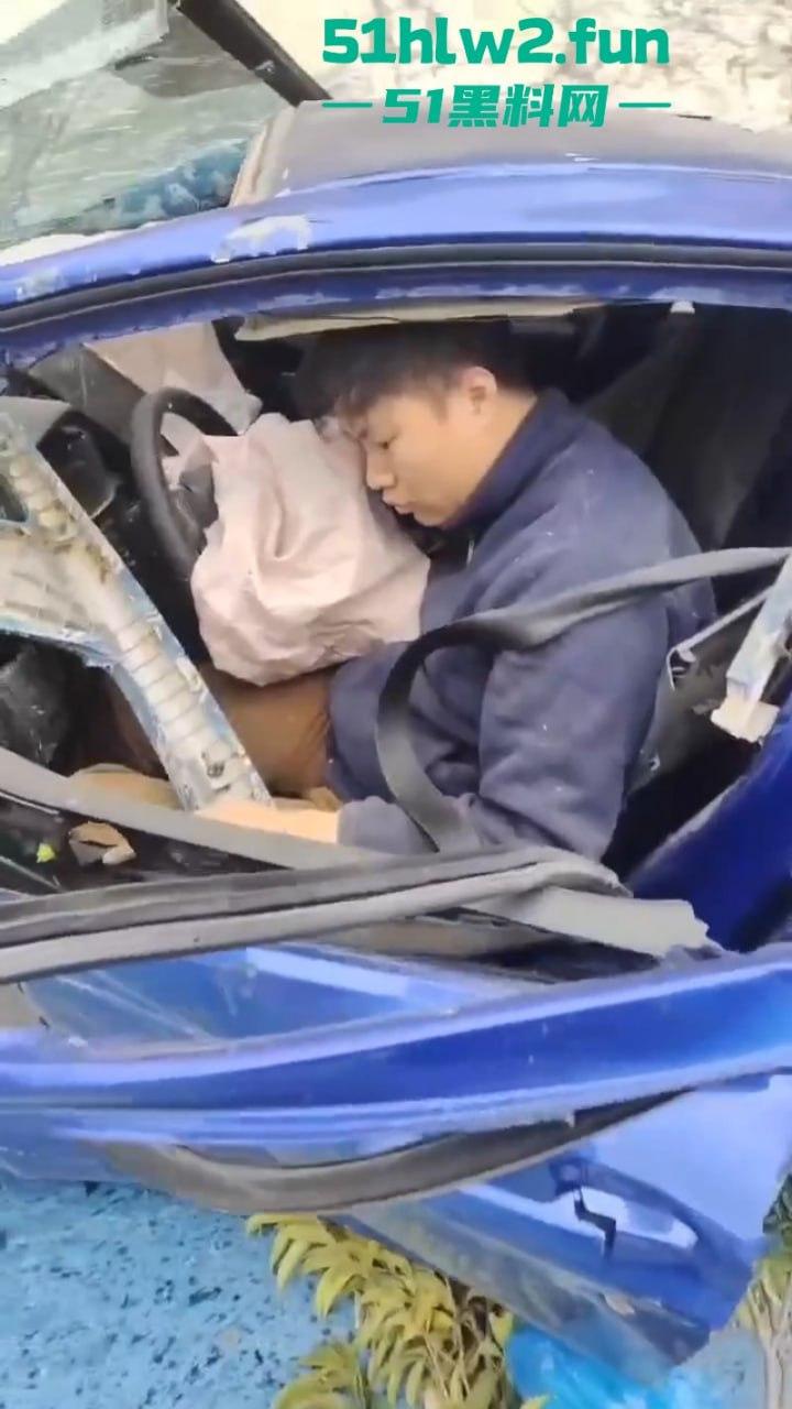 广东一轿车失控撞上路牙当场稀巴烂，司机被撞到懵逼当场灵魂出窍，现场监控视频流出。-6