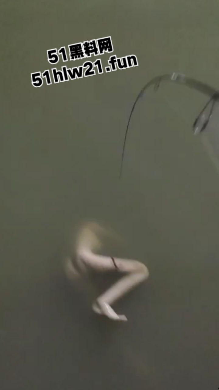 钓鱼佬夜钓惊现尸体，大长腿女尸钓鱼佬也太神奇，除了鱼钓不到以外什么都能钓到！