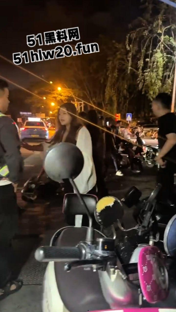 海南三亚实拍斗殴现场，三亚苏荷酒吧门口几个男子遭疯狂殴打，疑似街边要女子电话被男伴带人殴打。