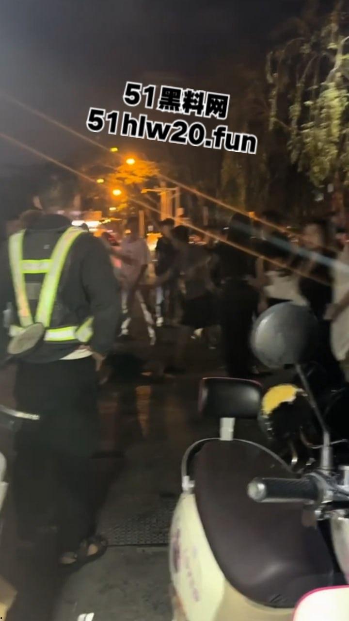 海南三亚实拍斗殴现场，三亚苏荷酒吧门口几个男子遭疯狂殴打，疑似街边要女子电话被男伴带人殴打。
