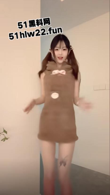 抖音清纯美少女网红【炒河粉】大尺度全裸会议直播泄密流出，外表单纯可爱实则淫荡放浪。