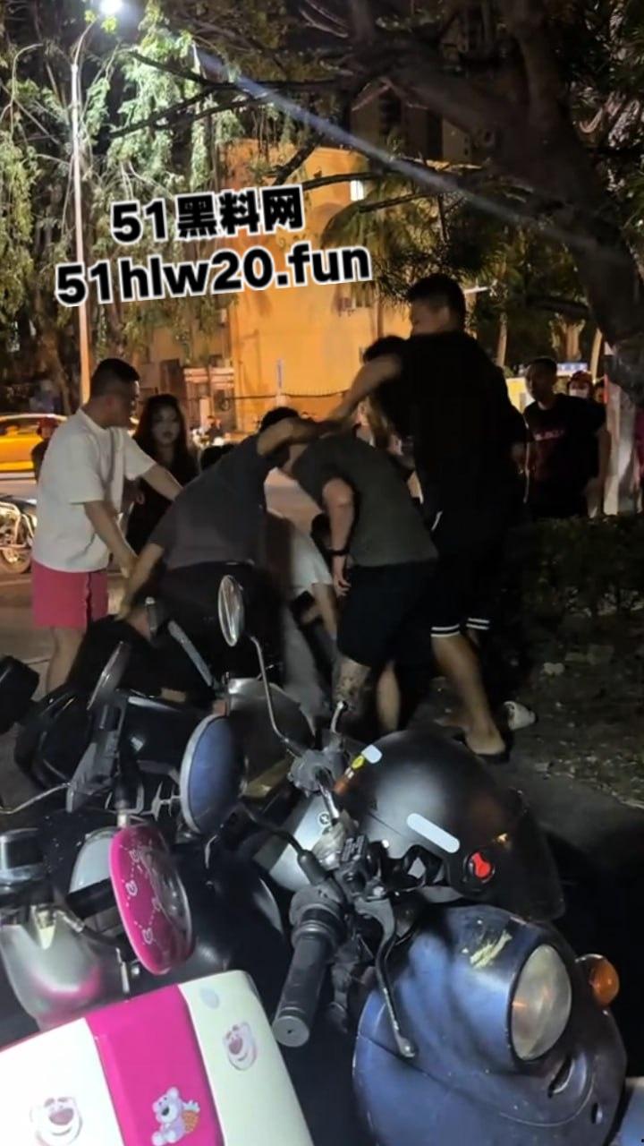 海南三亚实拍斗殴现场,三亚苏荷酒吧门口几个男子遭疯狂殴打,疑似街边要女子电话被男伴带人殴打。-6