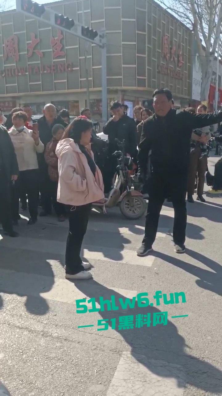 邯郸成安骚妇一年未吃荤聊骚出轨，多次偷吃死不悔改被老公当街破口大骂。