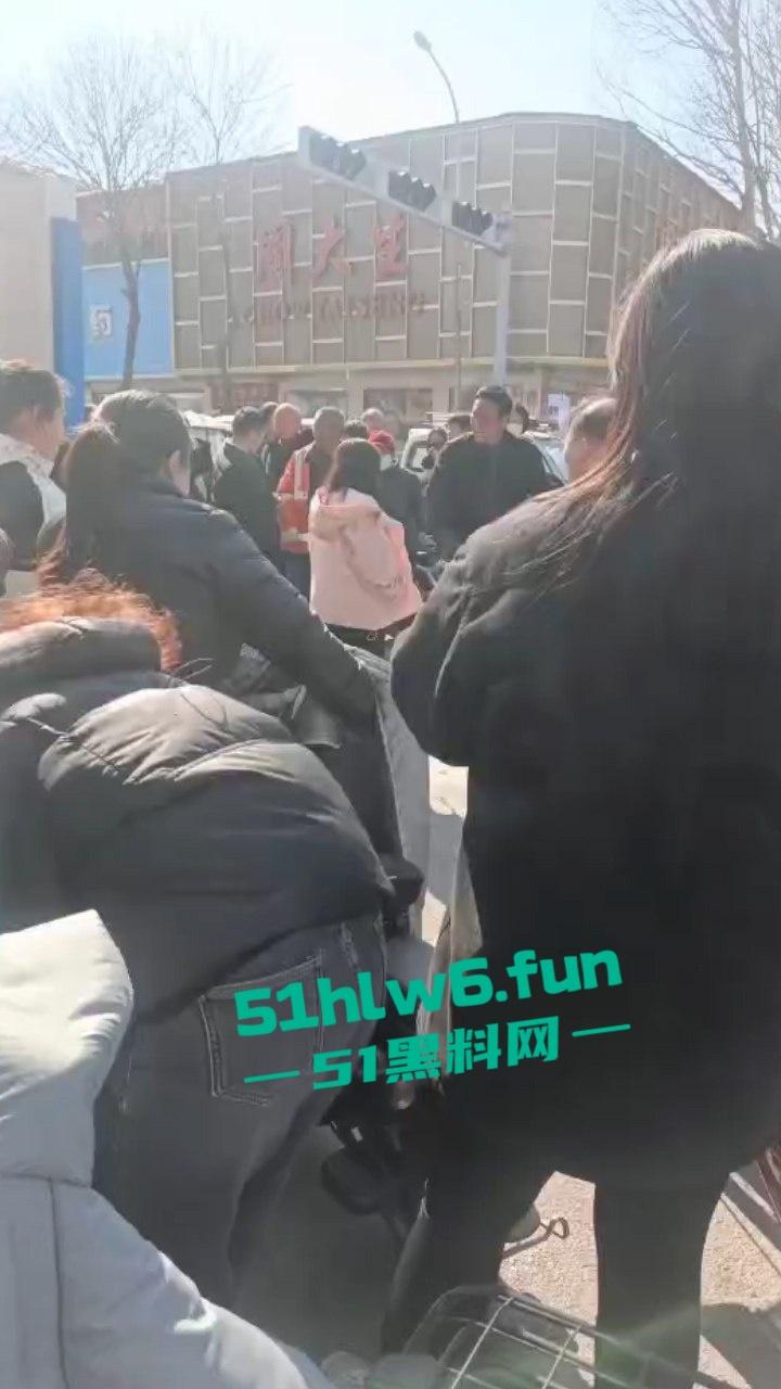 邯郸成安骚妇一年未吃荤聊骚出轨，多次偷吃死不悔改被老公当街破口大骂。