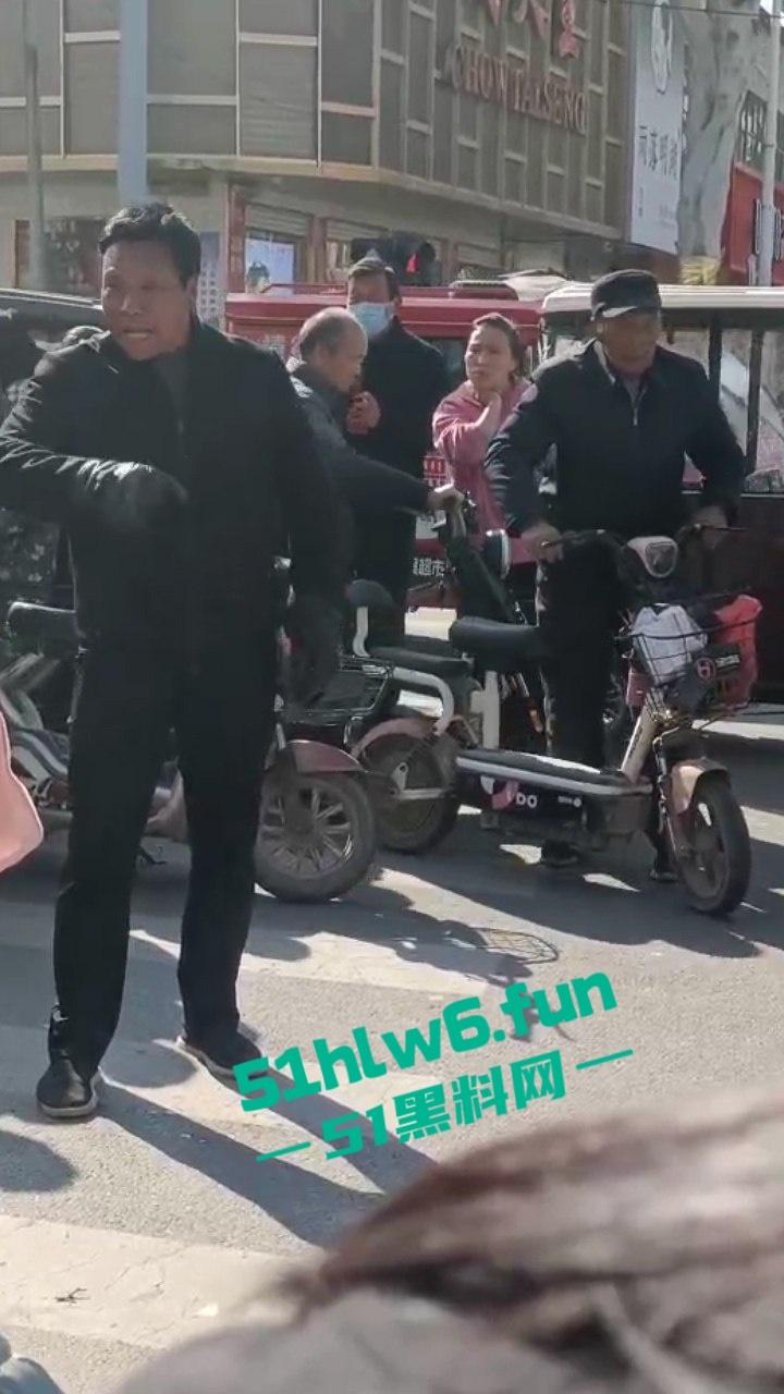 邯郸成安骚妇一年未吃荤聊骚出轨，多次偷吃死不悔改被老公当街破口大骂。