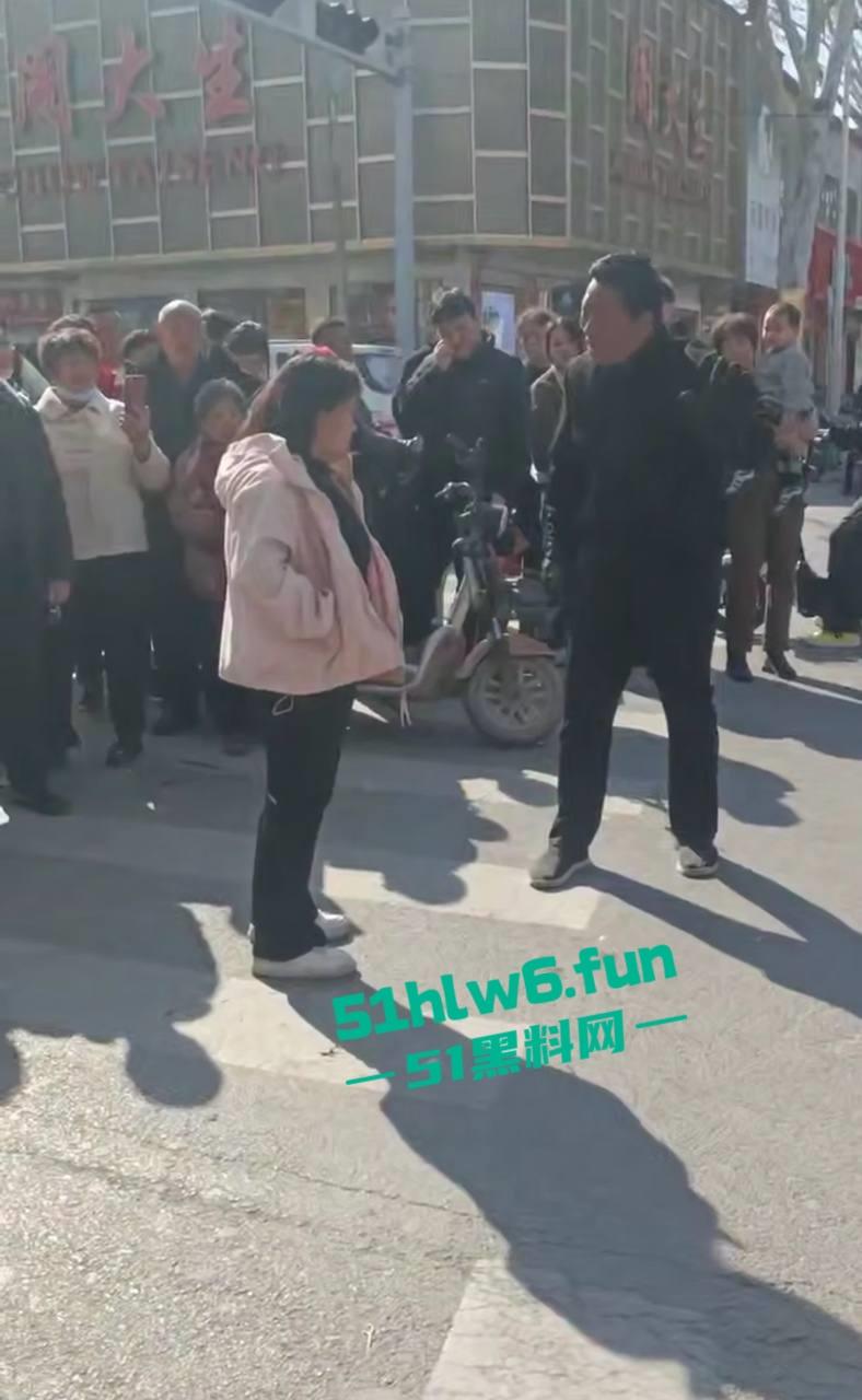 邯郸成安骚妇一年未吃荤聊骚出轨，多次偷吃死不悔改被老公当街破口大骂。-6