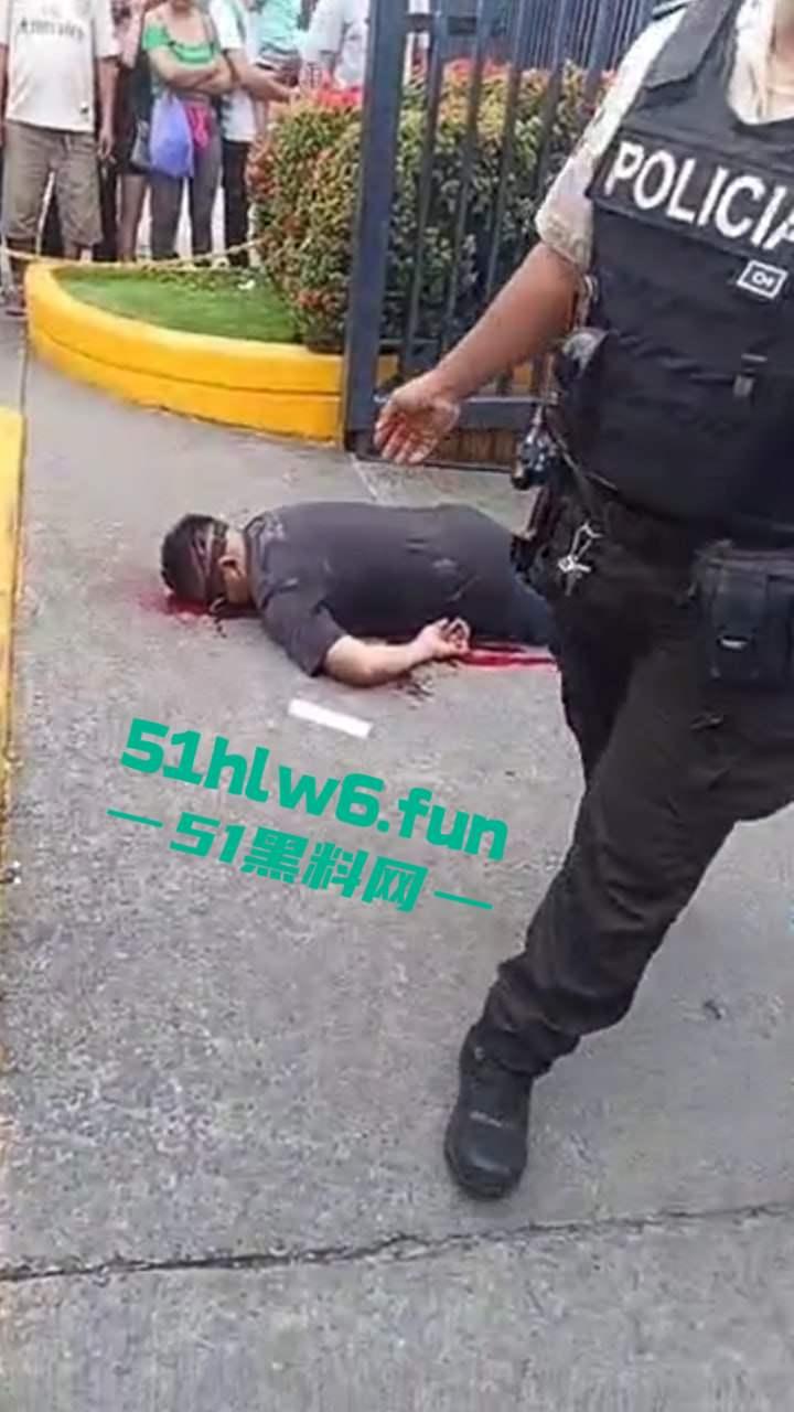 厄瓜多尔突发杀人事件，男子在街边接打电话被枪手近距离开枪射杀，疑似打击报复身中数枪当场死亡 。