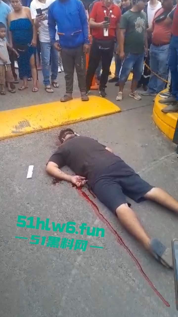 厄瓜多尔突发杀人事件，男子在街边接打电话被枪手近距离开枪射杀，疑似打击报复身中数枪当场死亡 。