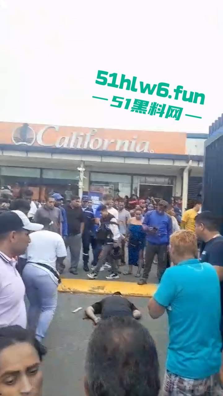 厄瓜多尔突发杀人事件，男子在街边接打电话被枪手近距离开枪射杀，疑似打击报复身中数枪当场死亡 。