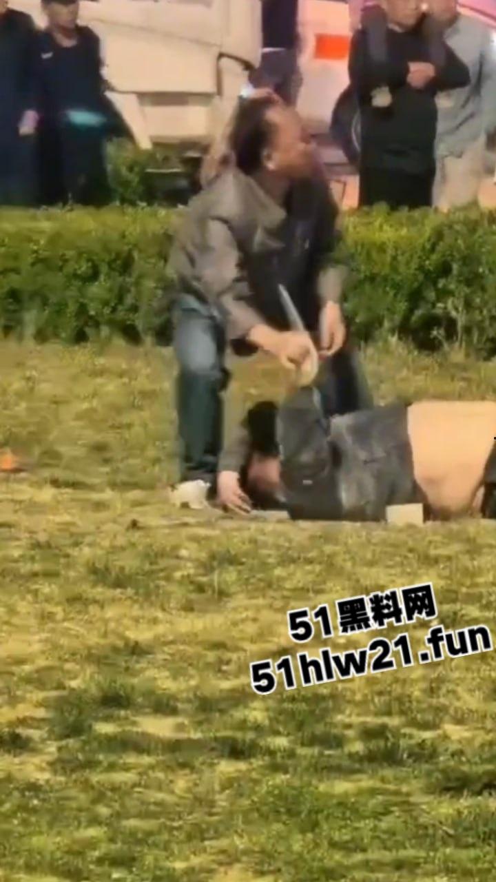 河北石家庄捅人事件，因孩子起争执叫人殴打对方，结果来人直接掏刀捅人现场视频流出。