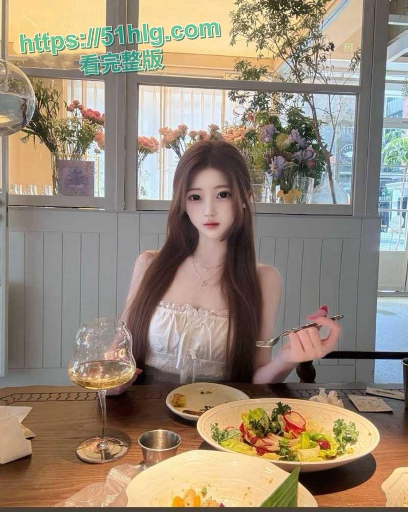 【上海】名媛【刘亚丽】的秘密生活！与金主私房视频火爆全网，性感女仆装、后入狂野，极致诱惑令你血脉喷张